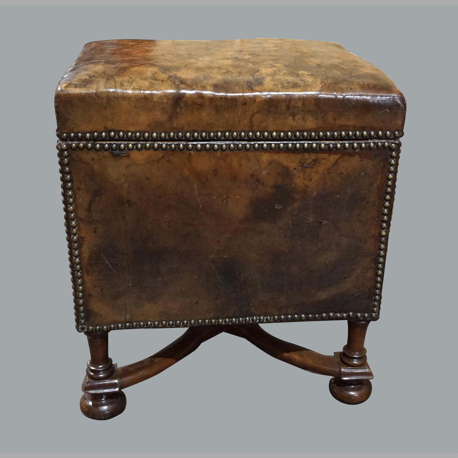 william-mary-style-leather-upholstered-small-trunk-c822-9